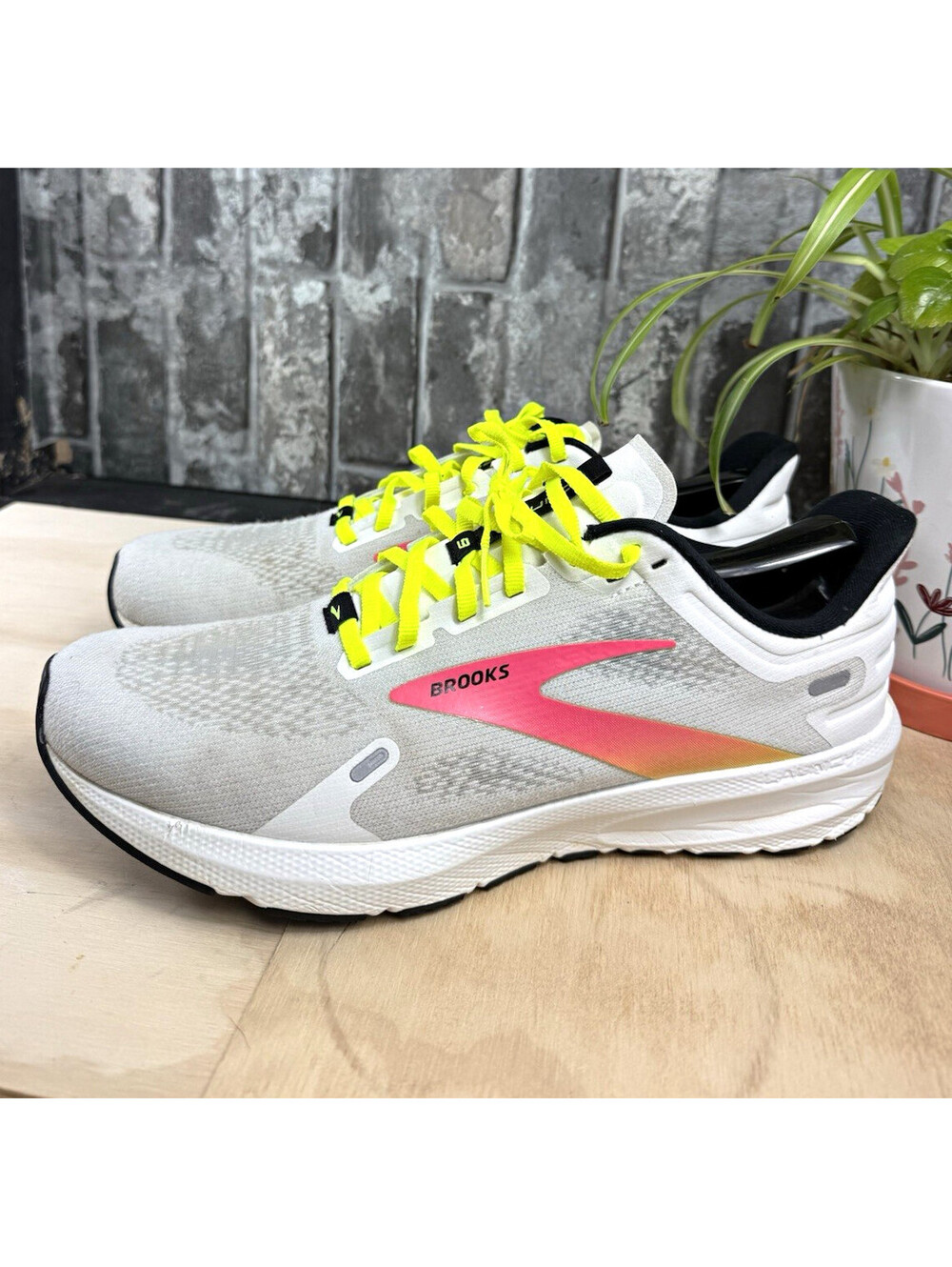 Brooks Launch 9 Men's White/Pink/Nightlife Low Top Lace-Up Running Sneaker 10.5D